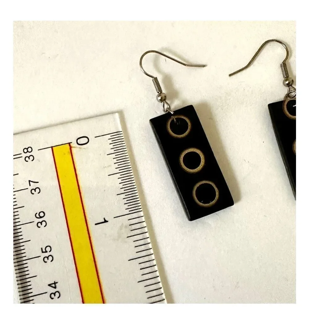 Black shell circle pattern  earrings
